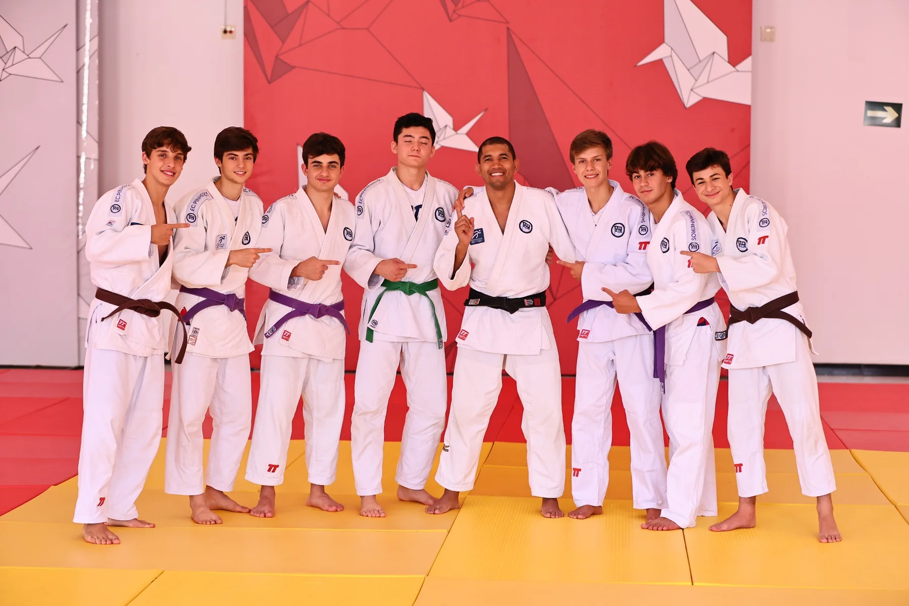 Atletas reunidos com professor