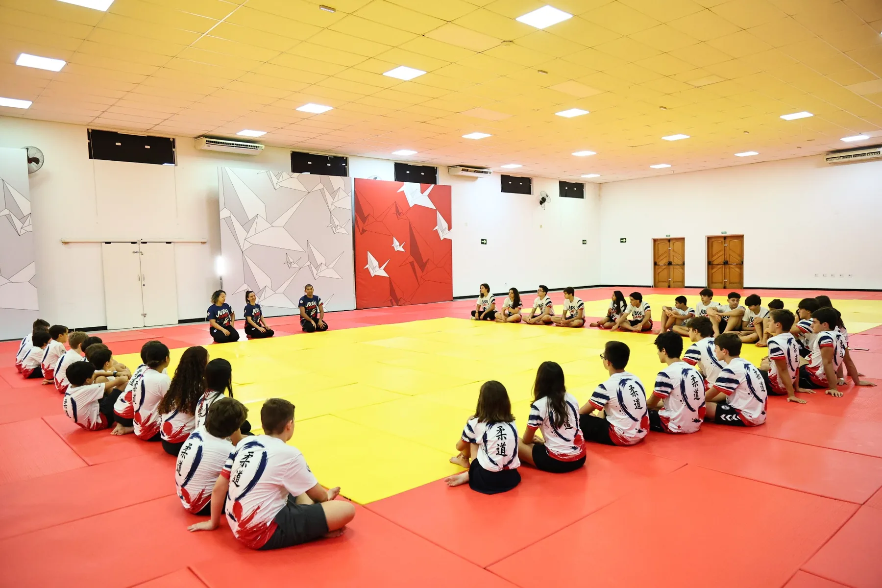 Participantes e responsáveis durante o Judô Camp